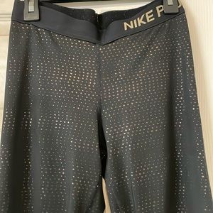 🟣2/$15 Sale Nike Pro black & gold leggings, Sz Small